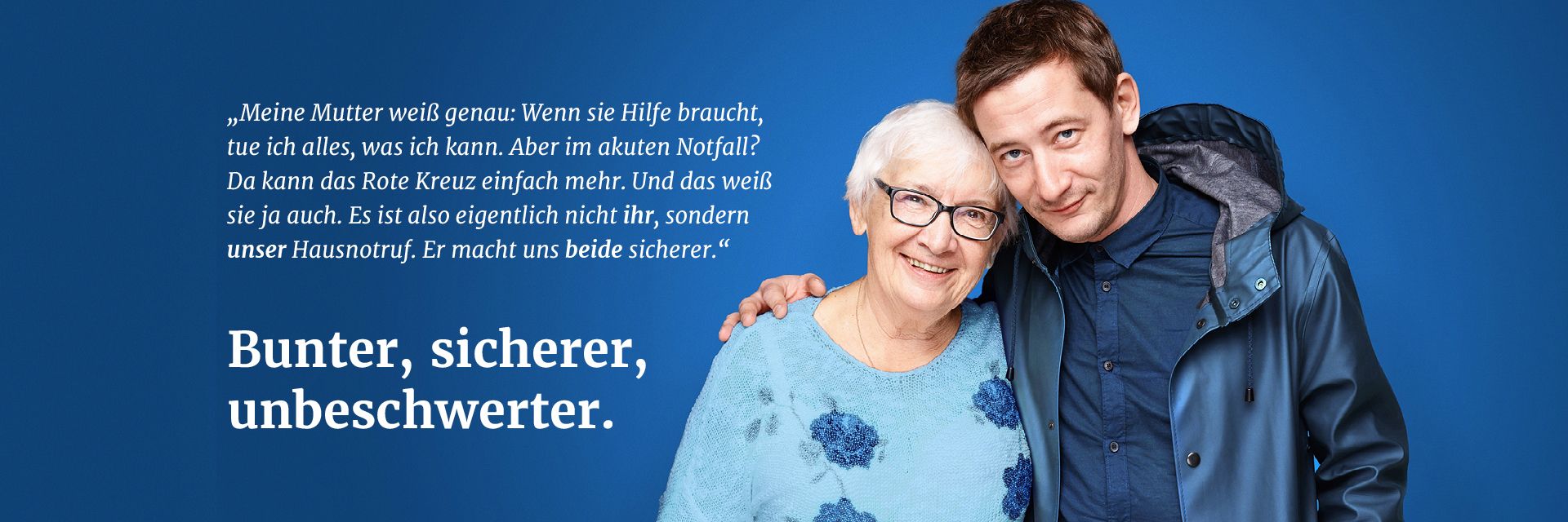 Foto: Bei einer Übung macht die DRK-Bereitschaftsleitung einen Helfer auf etwas bestimmtes aufmerksam.