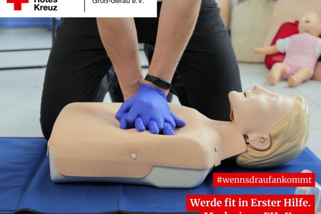 Üben der Herz-Lungen-Wiederbelebung.