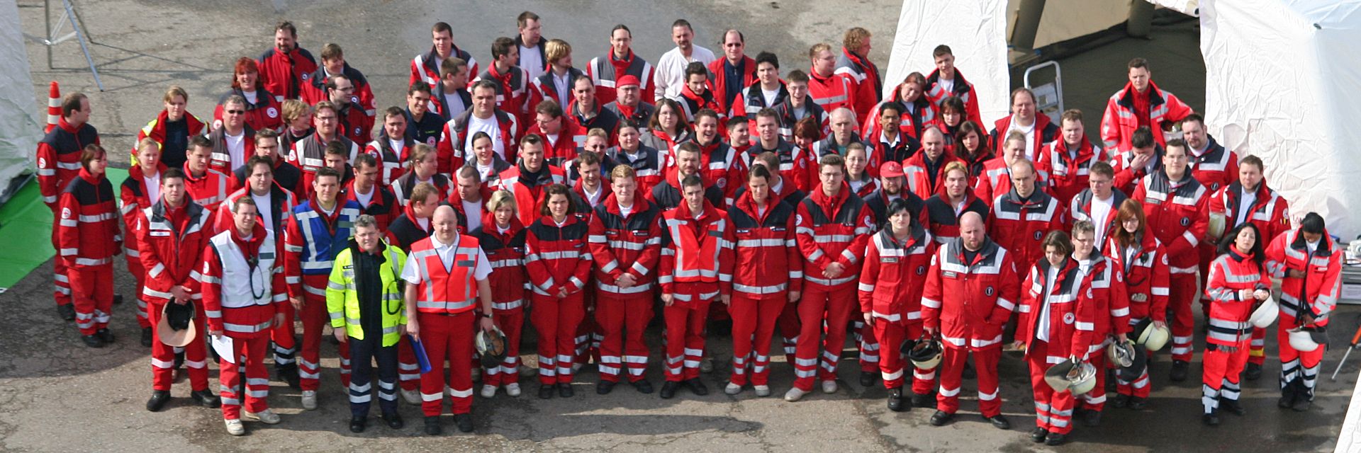 Foto: Eine große Anzahl von Helferinnen und Helfern zahlreicher Ortsvereine findet sich zu einem Gruppenbild am Rande einer Großübung zusammen