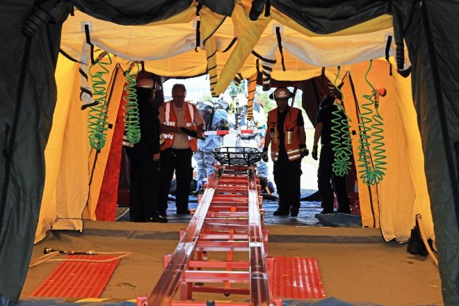 Im Rahmen der Übung musste eine Dekontaminations-Strecke aufgebaut werden.