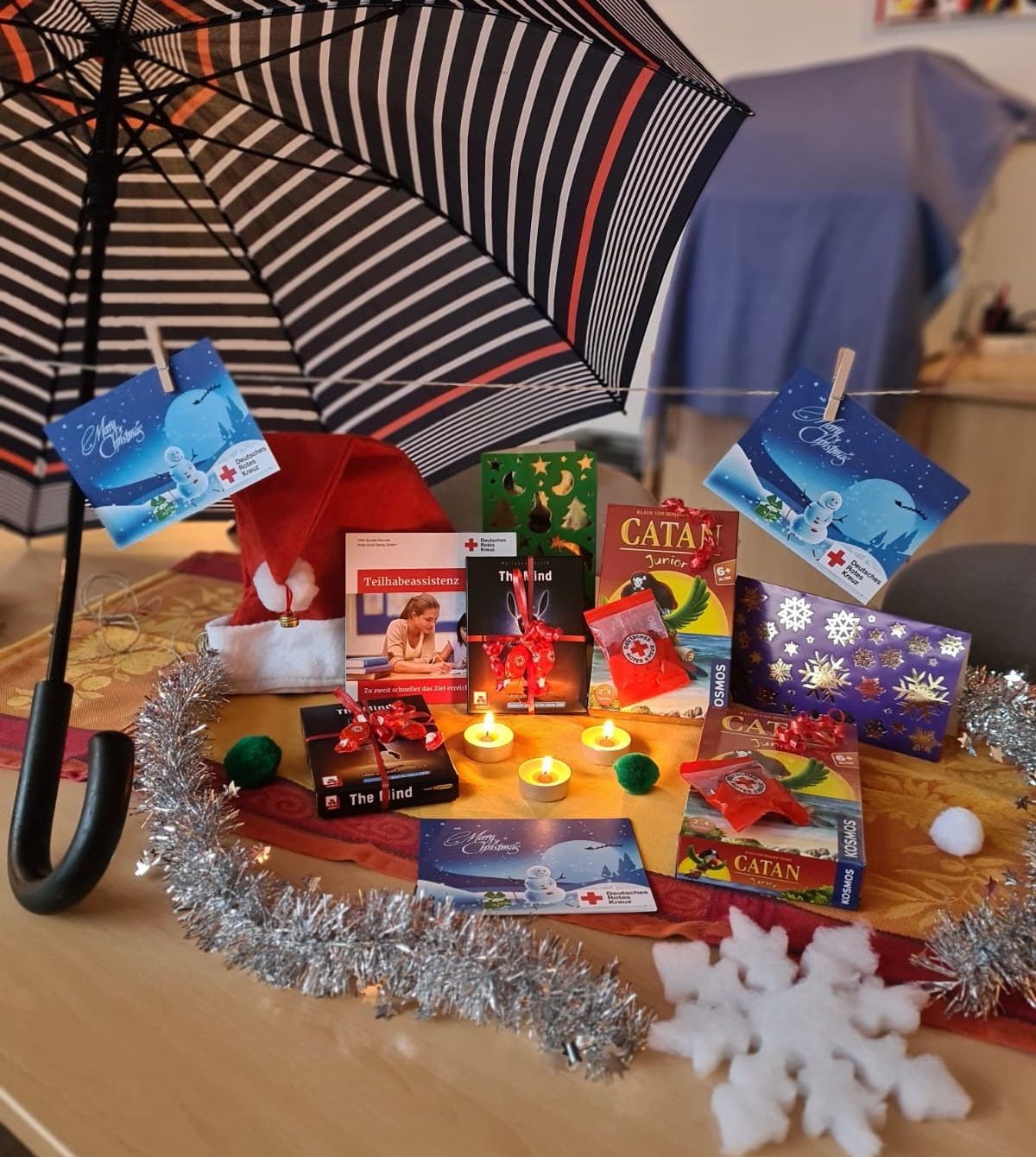 Teilhabeassistenzen verteilen Weihnachtsgeschenke an betreute Kinder.