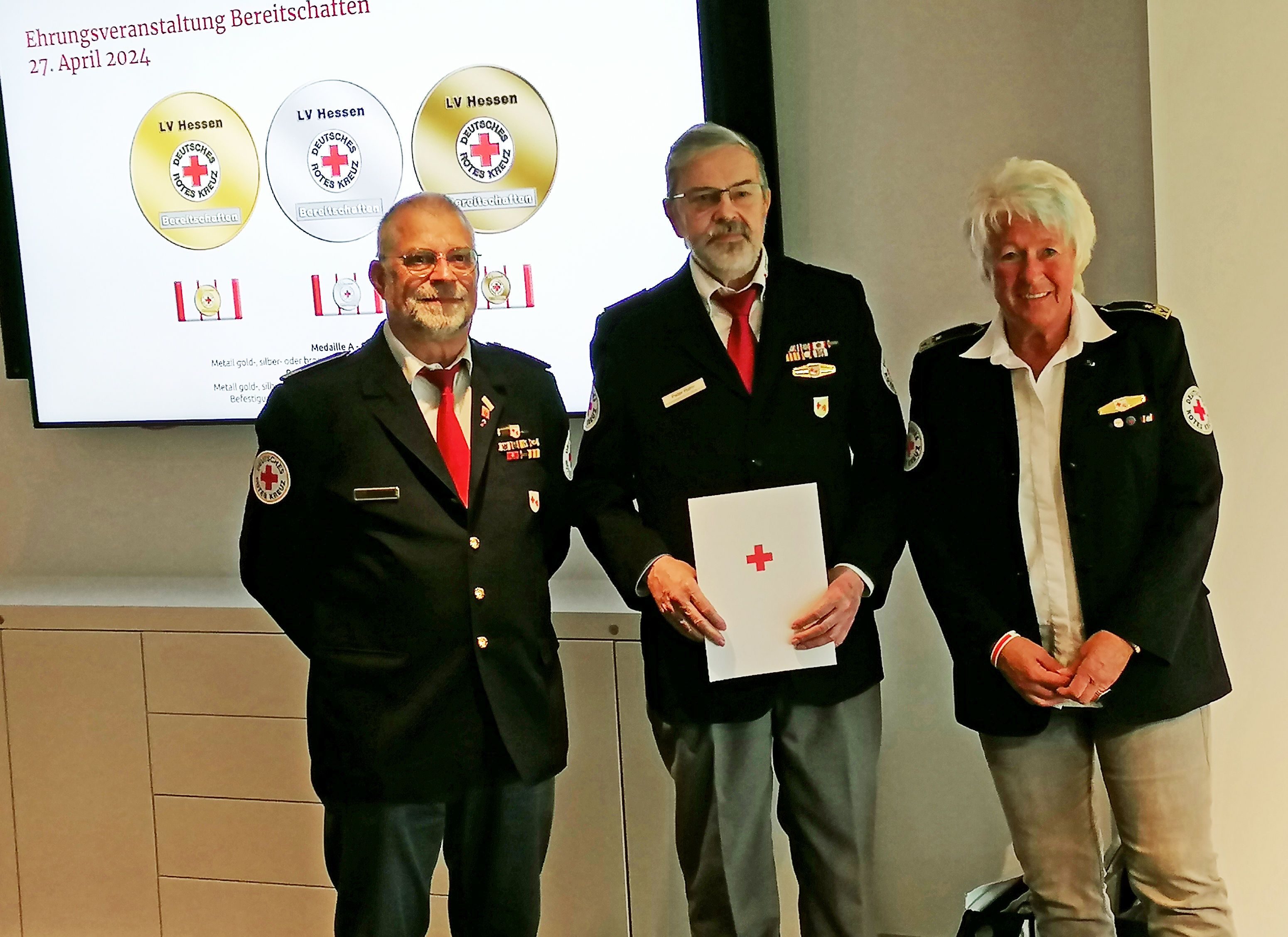 v.l.n.r. Peter Tiefenbach (stv. Landesbereitschaftsleiter), Peter Hahn, Regina Radloff (Landesbereitschaftsleiterin)