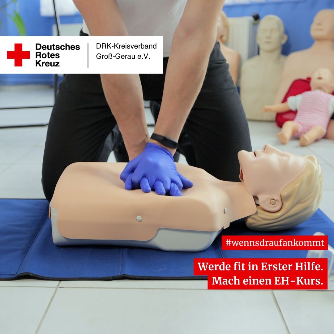 Üben der Herz-Lungen-Wiederbelebung.