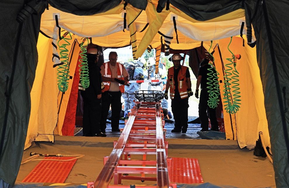 Im Rahmen der Übung musste eine Dekontaminations-Strecke aufgebaut werden.