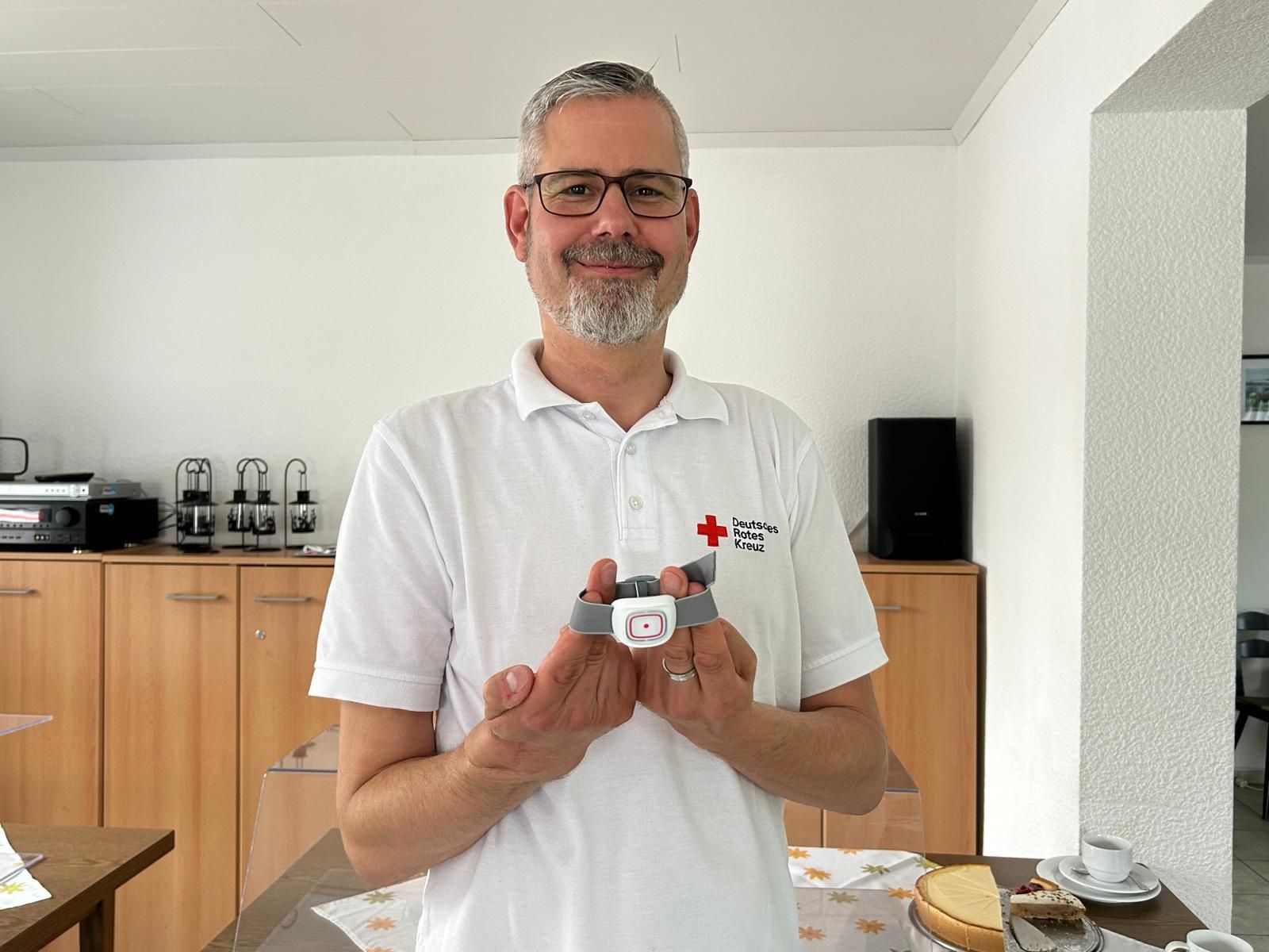 Andreas Ciupek präsentiert den "Funkfinger"
