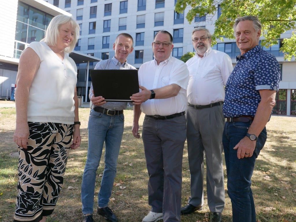 Gut vernetzt: Laptops der Firma Bosch, die sie an das DRK Hessen spendete, kommen nun auch minderjährigen Geflüchteten im Kreis Groß-Gerau zugute. Insgesamt 32 Geräte verbleiben im Kreis Groß-Gerau. DRK-Präsident Hans Reinheimer (Mitte) überreichte ei-nen der Laptops symbolisch an Landrat Thomas Will (zweiter von links). Mit auf dem Bild: Olga Stüwe, Fachdienst Asyl der Kreisverwaltung (links), DRK-Kreisbereitschaftsleiter Peter Hahn (zweiter von rechts) und Erster Kreisbeigeordneter Walter Astheimer (rechts).  Bild: Kreisverwaltung