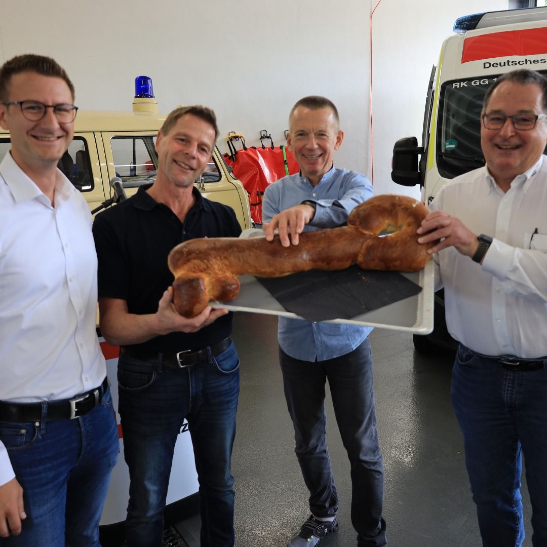 Landrat Thomas Will, Präsident Hans Reinheimer und Geschäftsführer Pascal Kleeberg überreichen Wachleiter Andreas Klink den symbolischen Wachenschlüssel