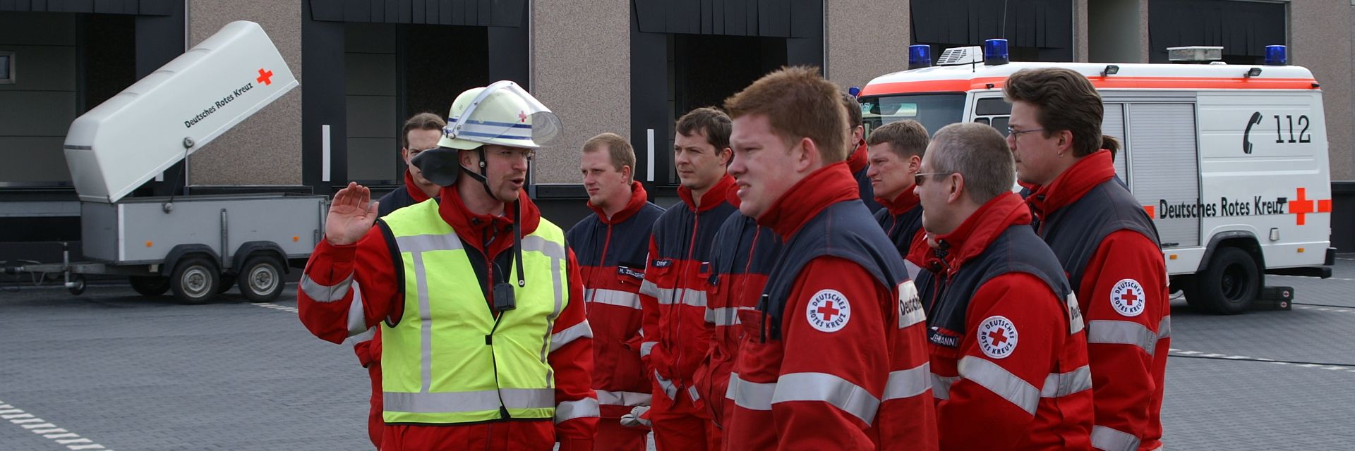 Foto: Eine Gruppe von Helfern erhält bei einer Praxisübung detaillierte Instruktionen.