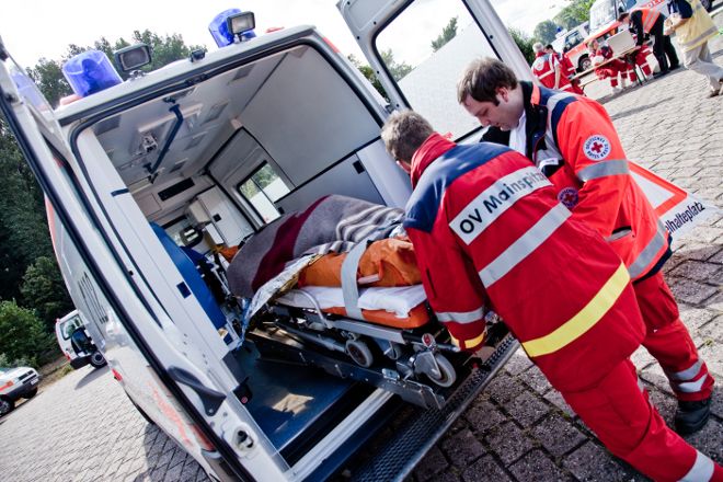 Einsatzkräfte laden im Rahmen einer Übung einen Verletztendarsteller in den Rettungswagen.