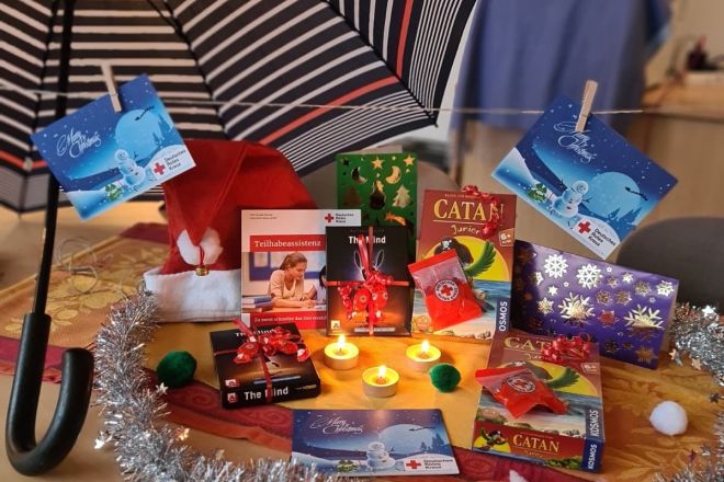 Teilhabeassistenzen verteilen Weihnachtsgeschenke an betreute Kinder.