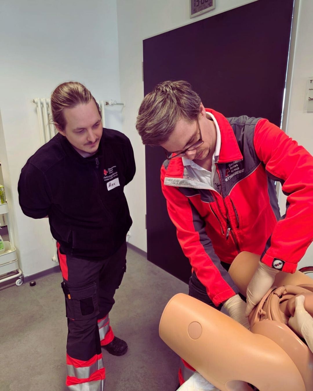Die Mitarbeitenden im Rettungsdienst haben in einer Fortbildung den Ablauf einer physiologischen Geburt aufgefrischt.