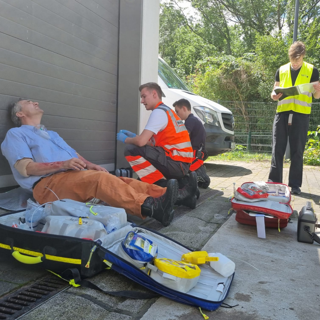 Azubis Lukas bearbeitet ein Fallbeispiel beim Probeexamen